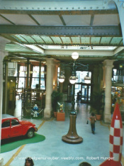 Centre Belge de la Bande Desinée Eingangshalle mit Schlumpf und Asterix