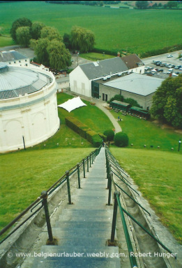 Waterloo Blick vom Löwenhügel die Treppe hinab auf Besuchergebäude