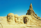 Sandskulpturenfestival Blankenberge, ageänderte Köpfe von Mount Rushmore und Burg im Hintergrund