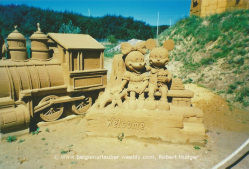Michky Maus und Minni Maus aus Sand, links daneben Eisenbahnlokomotive aus Sand beim Sandskulpturenfestival Blankenberge 2011